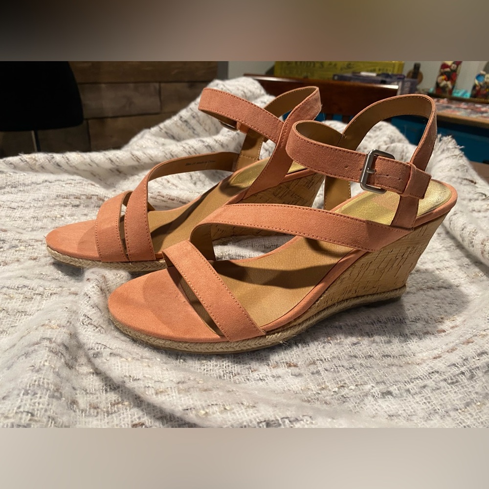 DV8 Pierra Like New Strappy Wedge Sandal With Adjustable Ankle Straps, Size 10